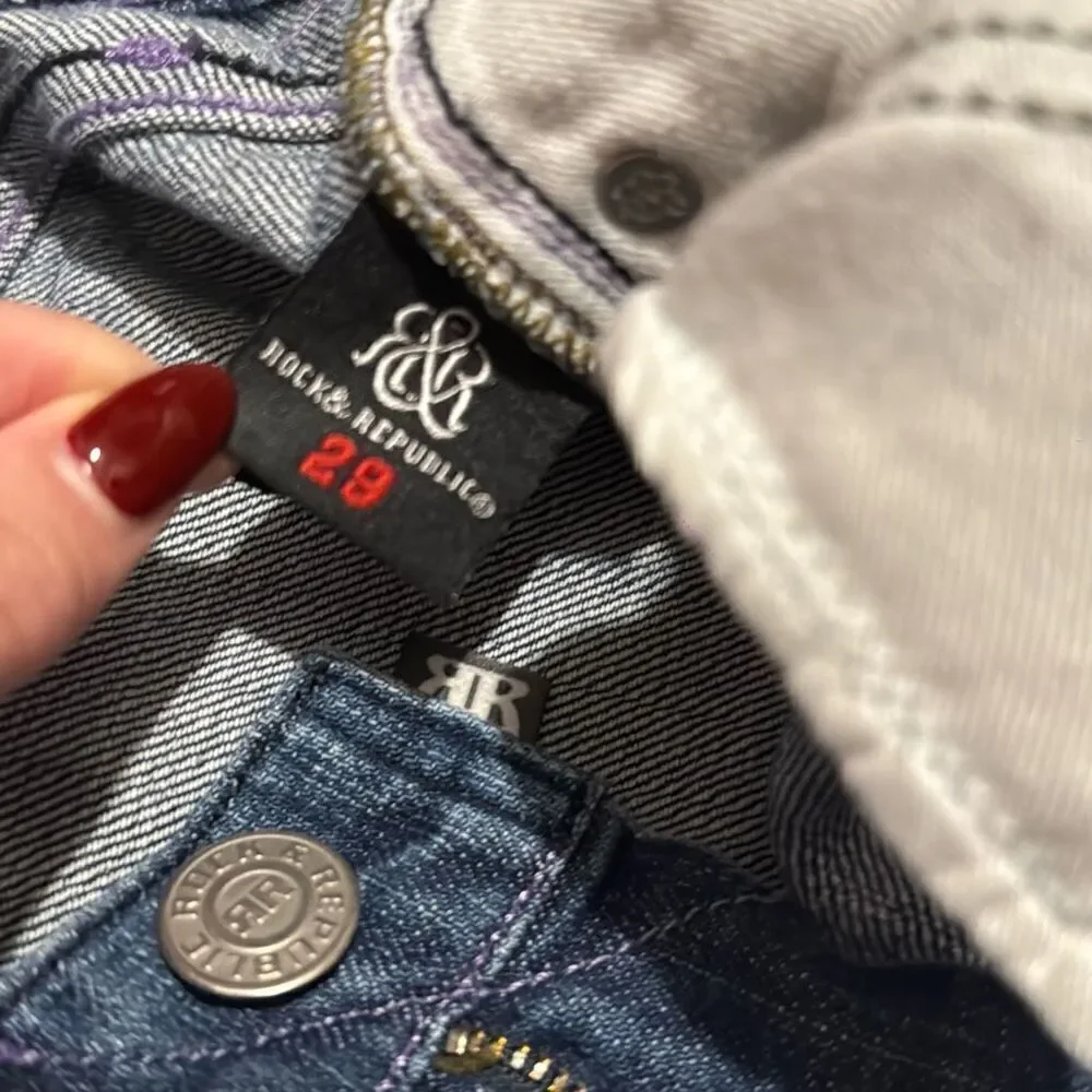 Rock & Republic Jeans Size 29 with purple studs on back and purple stitch lining